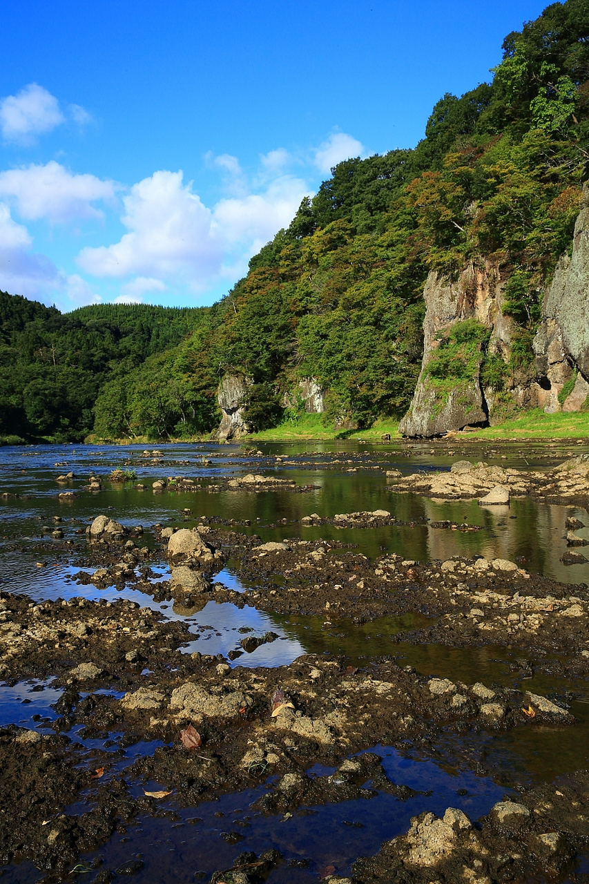石漫滩国家森林公园位于河南省舞钢市,对外交通十分便利.