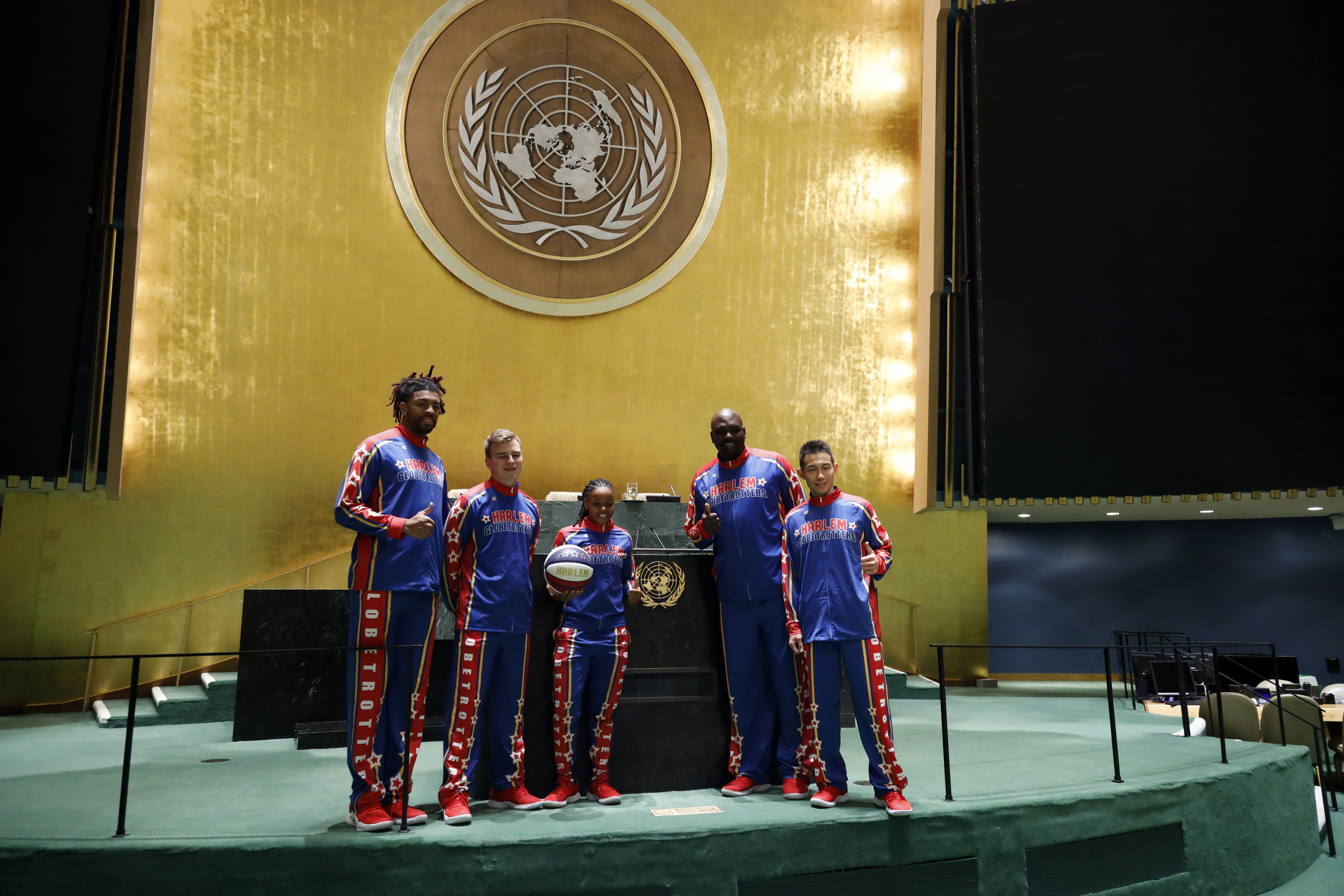 篮球——哈林篮球队签约首个中国籍队员(1)