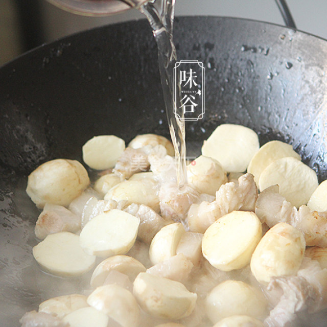 南乳茨菰焖肉,色香味俱全,上桌就被抢光了