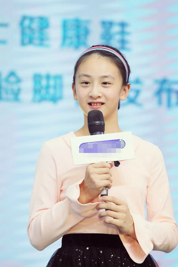 11岁森碟符合正常美,身高"失控"黑纱下现漫画腿,这腿未来可期