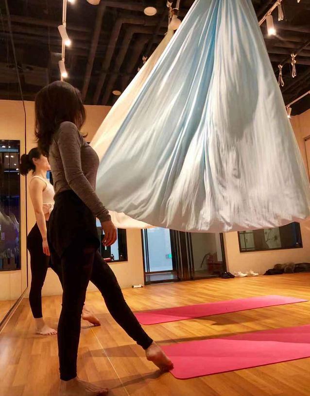 "雪姨"王琳晒瑜伽照,48岁身材窈窕风姿卓越,单亲妈妈依旧洒脱