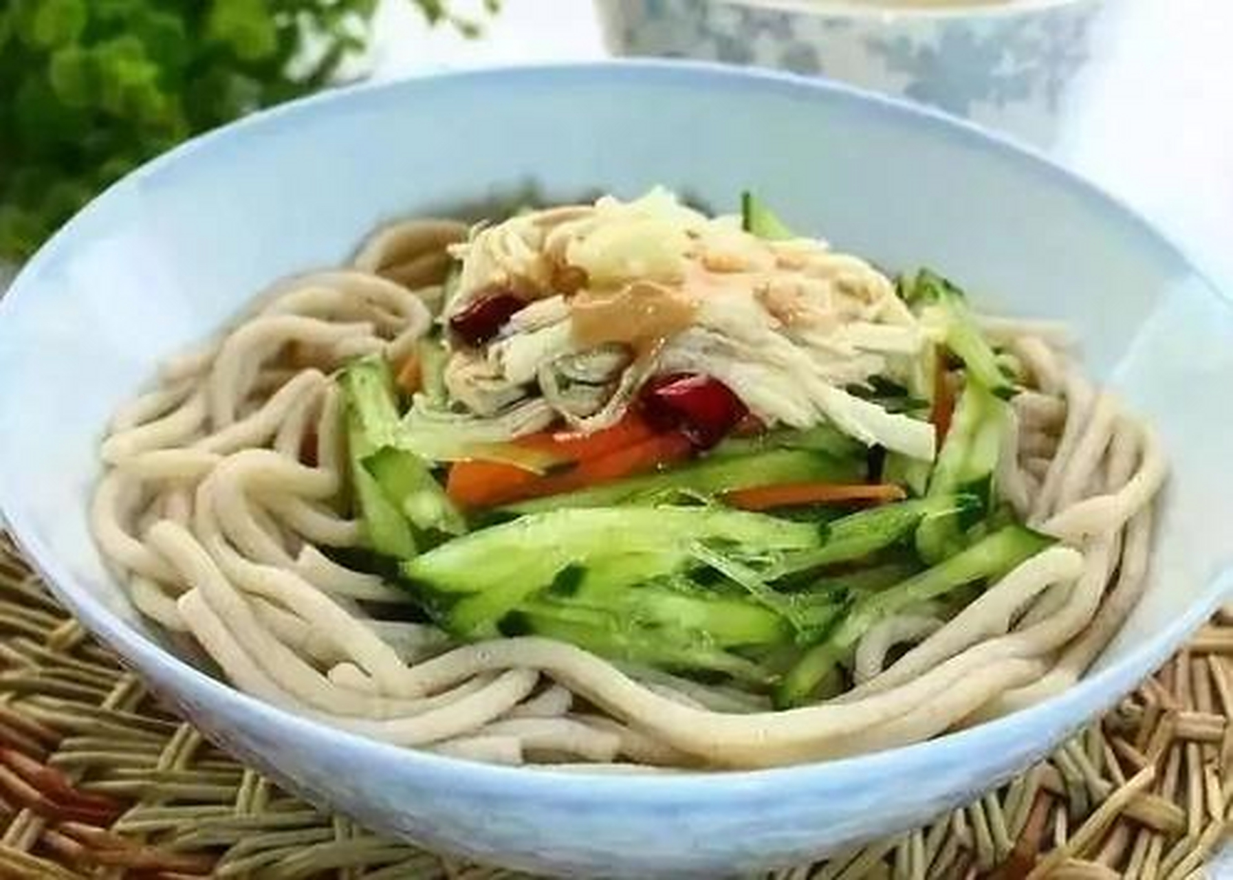 立冬创意美食#莜面河捞和山西盂县的特色美食,用莜面做成的面条,痰沣