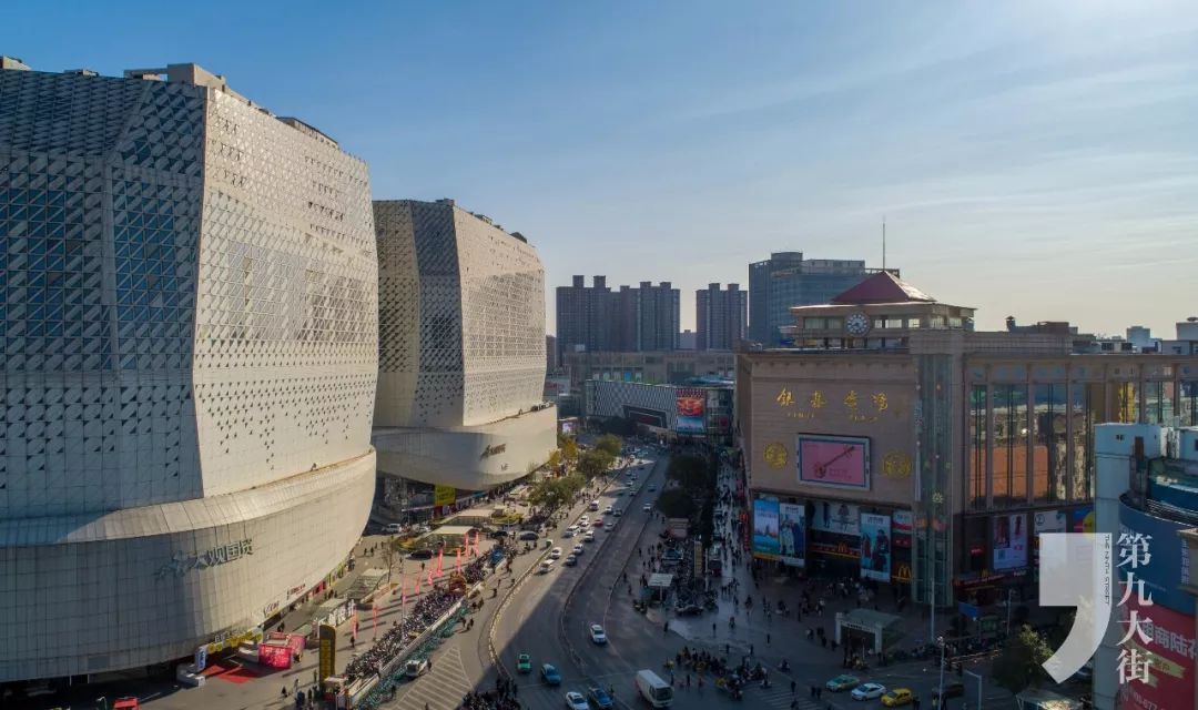 出一个思念帝国,后期才有了入驻郑州服装批发商圈,建大观国贸的故事