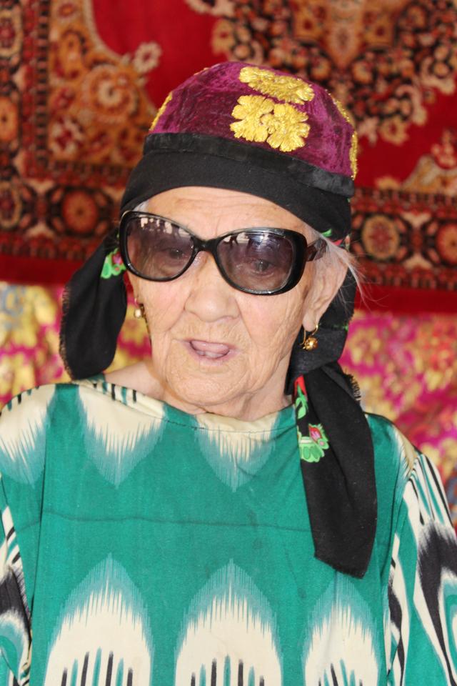 132岁的老奶奶是吃货:天天吃好吃的 饿了就吃不讲顿数!