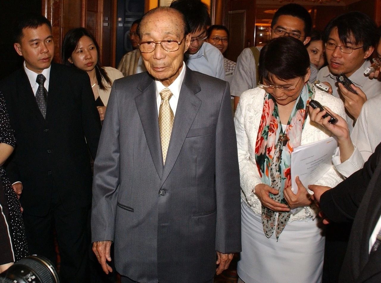 又一香港电影泰斗陨落,他捧红了李小龙,成龙和梅艳芳,享年91岁