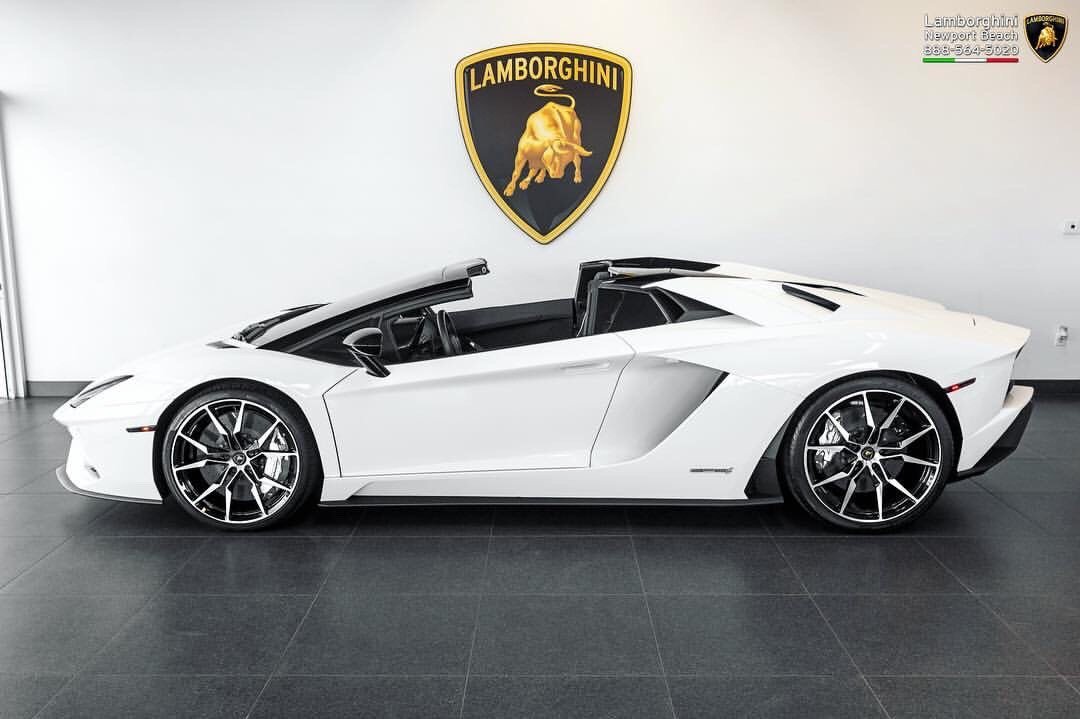 兰博基尼aventador s roadster,白色的外观很好看