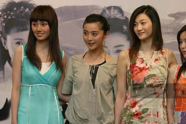 李小冉一身低调黑罕见现身机场,看到43岁素颜我才知道什么是真白