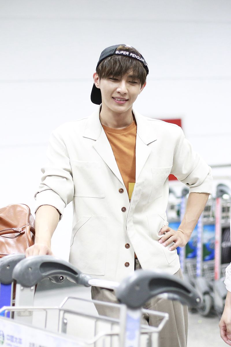 炎亚纶街拍:白色西装卡其色西裤nike阿甘鞋清澈少年