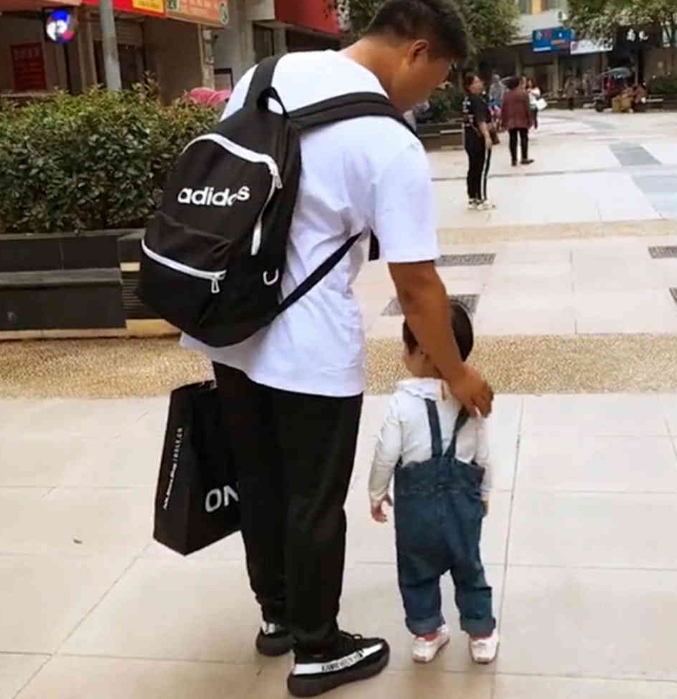 女儿撒娇求抱抱,老爸顺手"拎小鸡"!网友:仿佛看到自己小时候