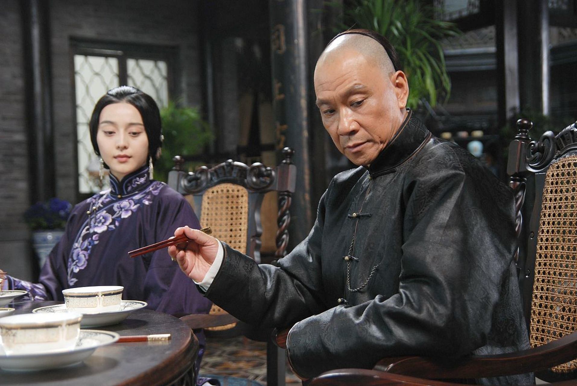 一天,太监小德张正给慈禧装水烟,这时慈禧发现小德张身上挂个心形装饰