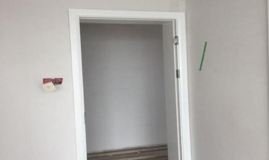 看到门套线材料,业主很满意,可安装好,业主直说不能验收