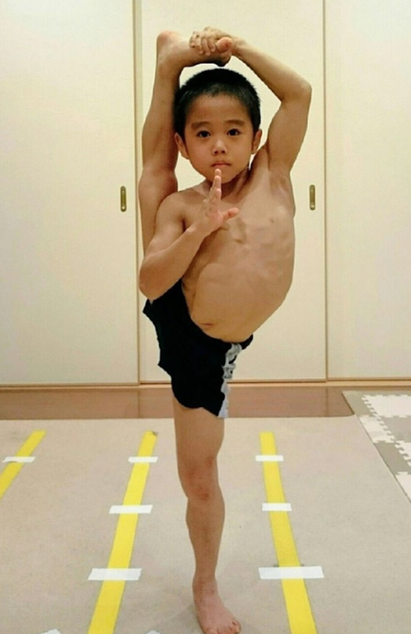 功夫巨星李小龙后继有人,这位日本小男孩被称为:李小龙在世!
