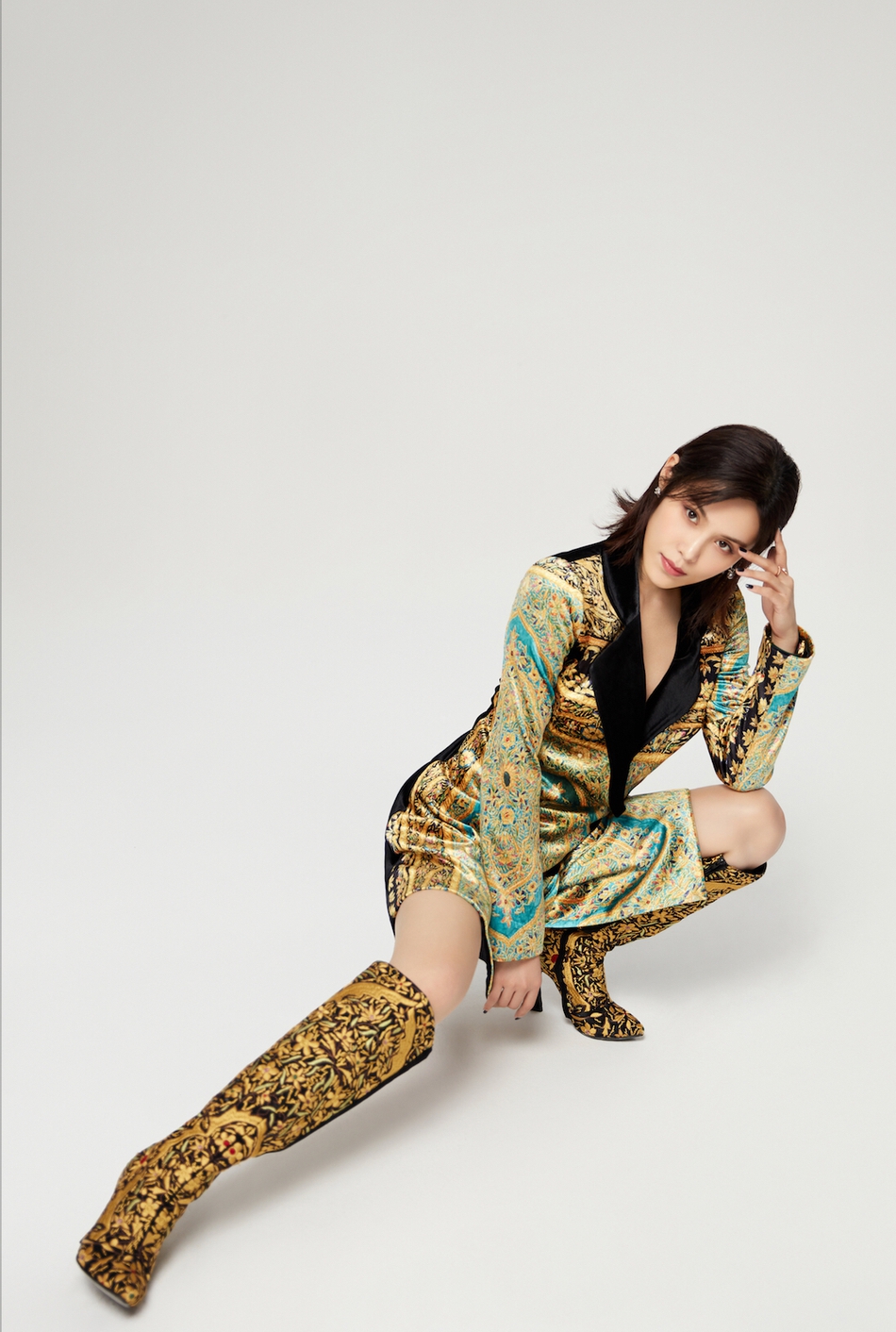 韩丹彤一组写真曝光,她以多款造型出镜,棱角分明的