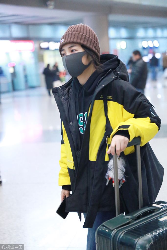 "微笑杀手"张子枫帽子口罩包裹严实 身穿黄色冲锋衣当"低头族"