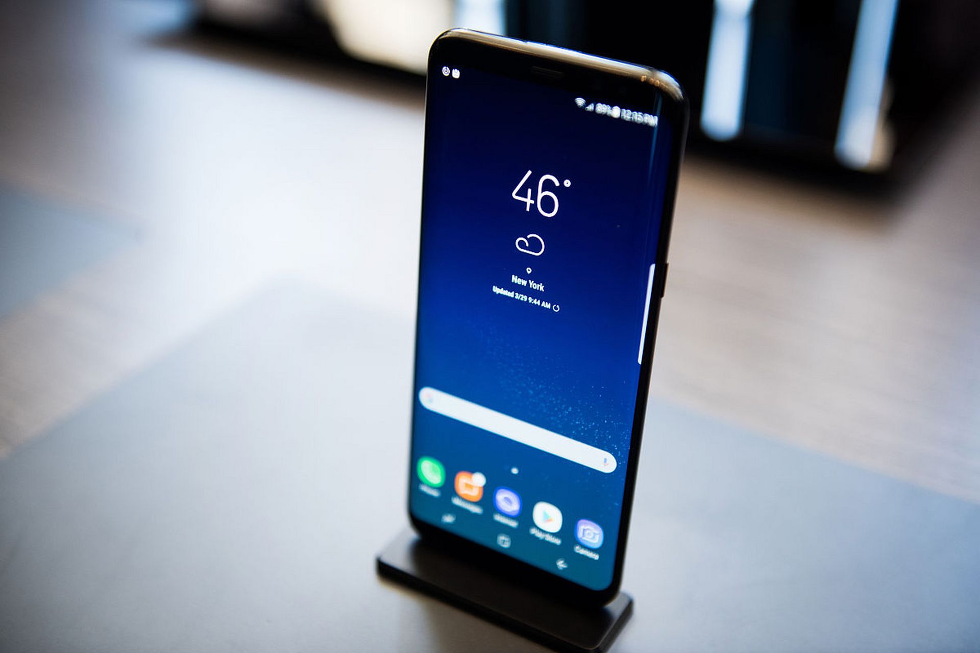 在曲面屏手机上选择钢化膜或水凝膜可以根据个人偏好和需求来决定.