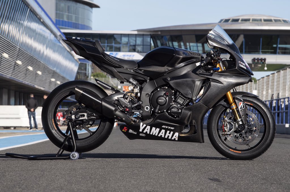 12月2日,f1五冠王汉密尔顿在赫雷斯赛道测试wsbk世界超级摩托车赛雅马