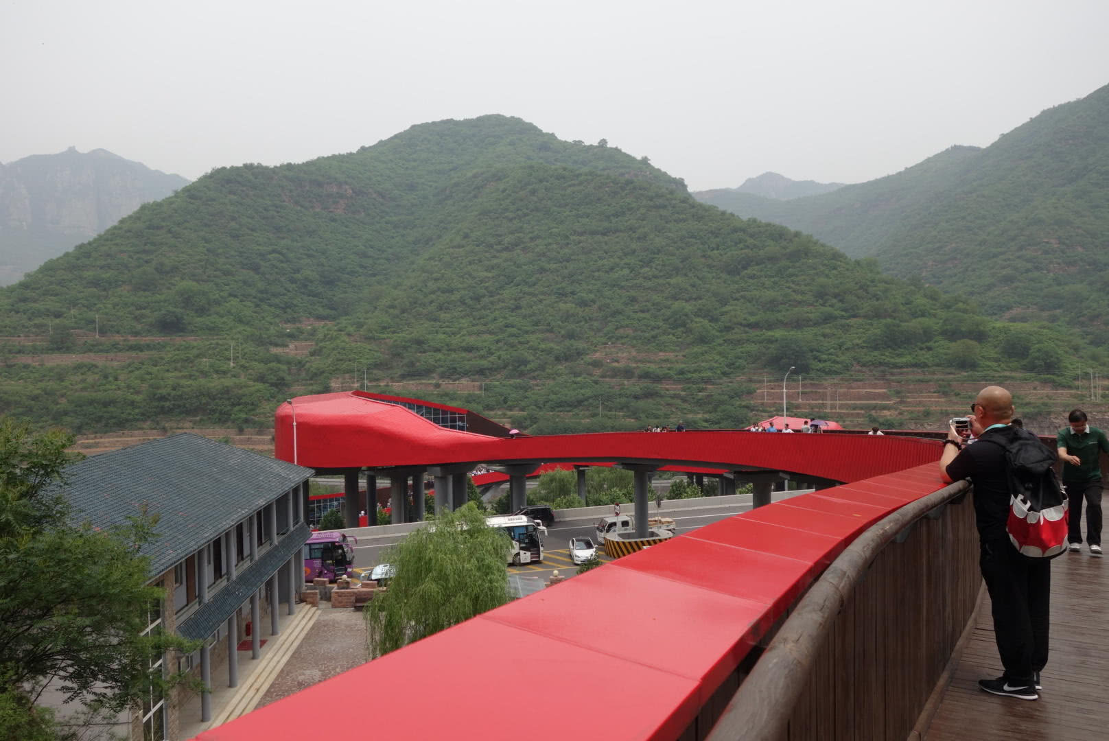 红旗渠青年洞景区的"红飘带"长廊天桥