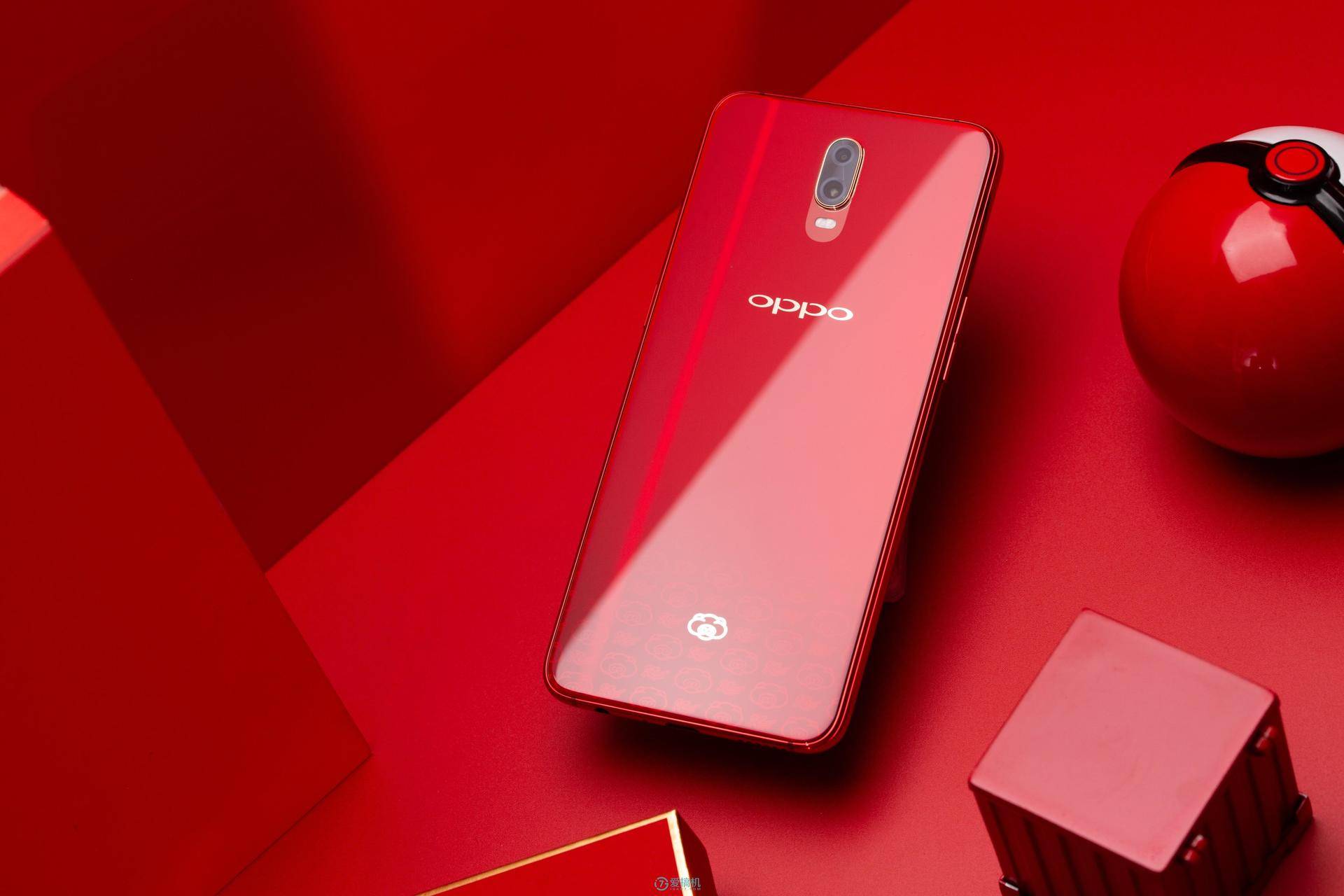 oppo r17与r17 pro新年版:一款能将圣诞祝福延续到新年暖冬礼物