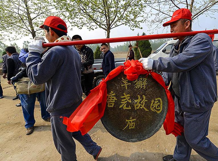 鸣锣开道图片