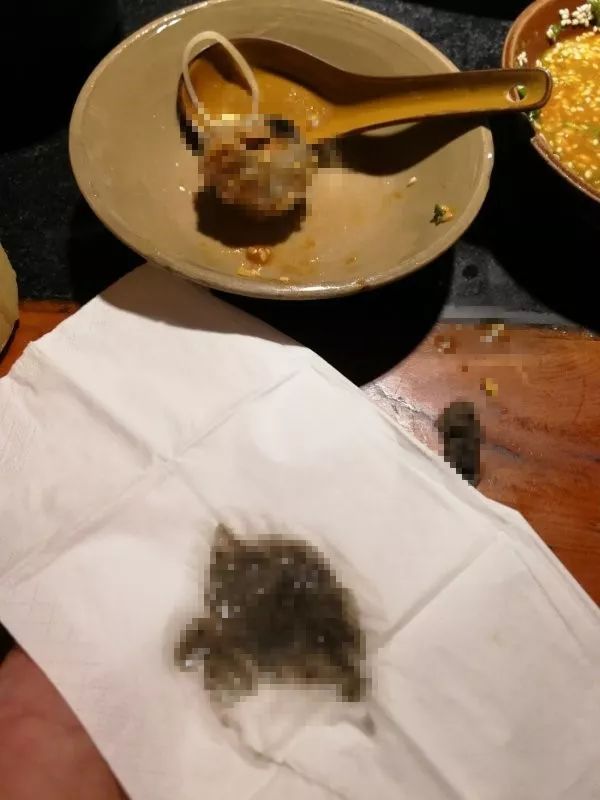 海口一火锅店撒尿牛丸中吃出黑色异物!食药监介入调查