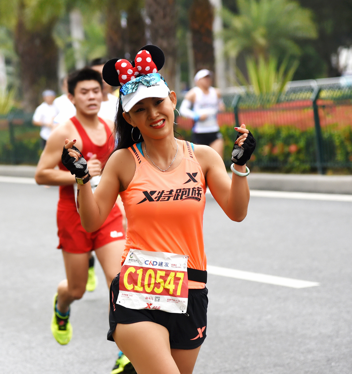 体育摄影:2019厦门马拉松赛道上的美女跑者