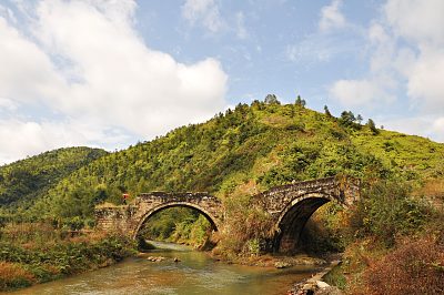 江西省遂川縣堆子前鎮冷水坑口,雙溪合浦,雙座拱橋,成為當地一道風景