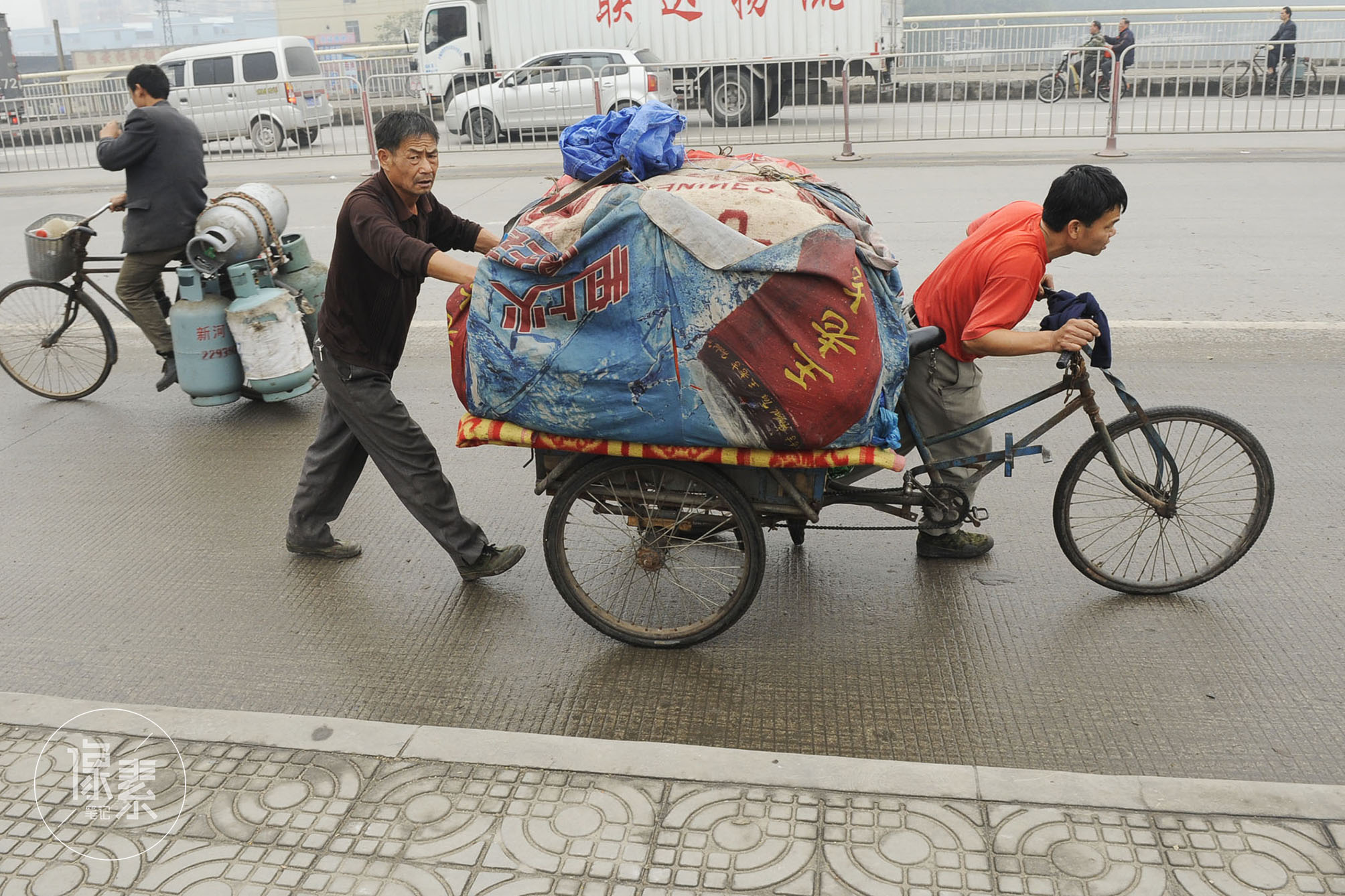 摄影师拍下广州街头的搬运工,他们是在城市奋斗的异乡人