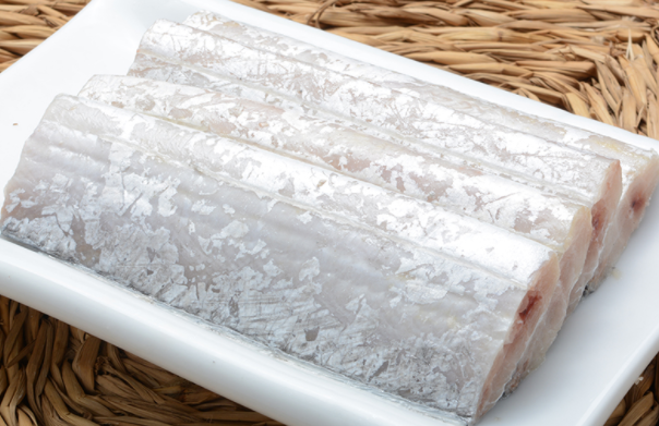 冻带鱼吃了30多年,去市场买活带鱼,鱼贩子却说:一般人吃不起