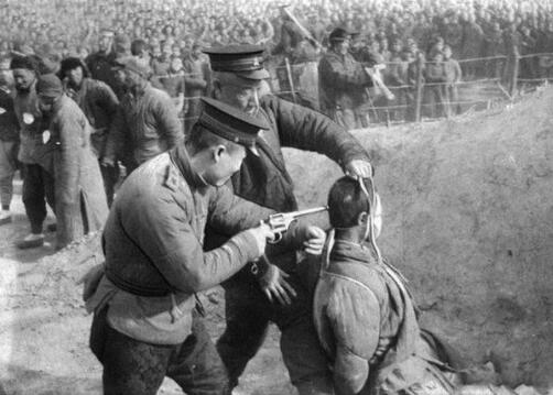 逃难的妇女露出笑容,此图拍摄于民国河南大灾荒时期,这个时候我们看到