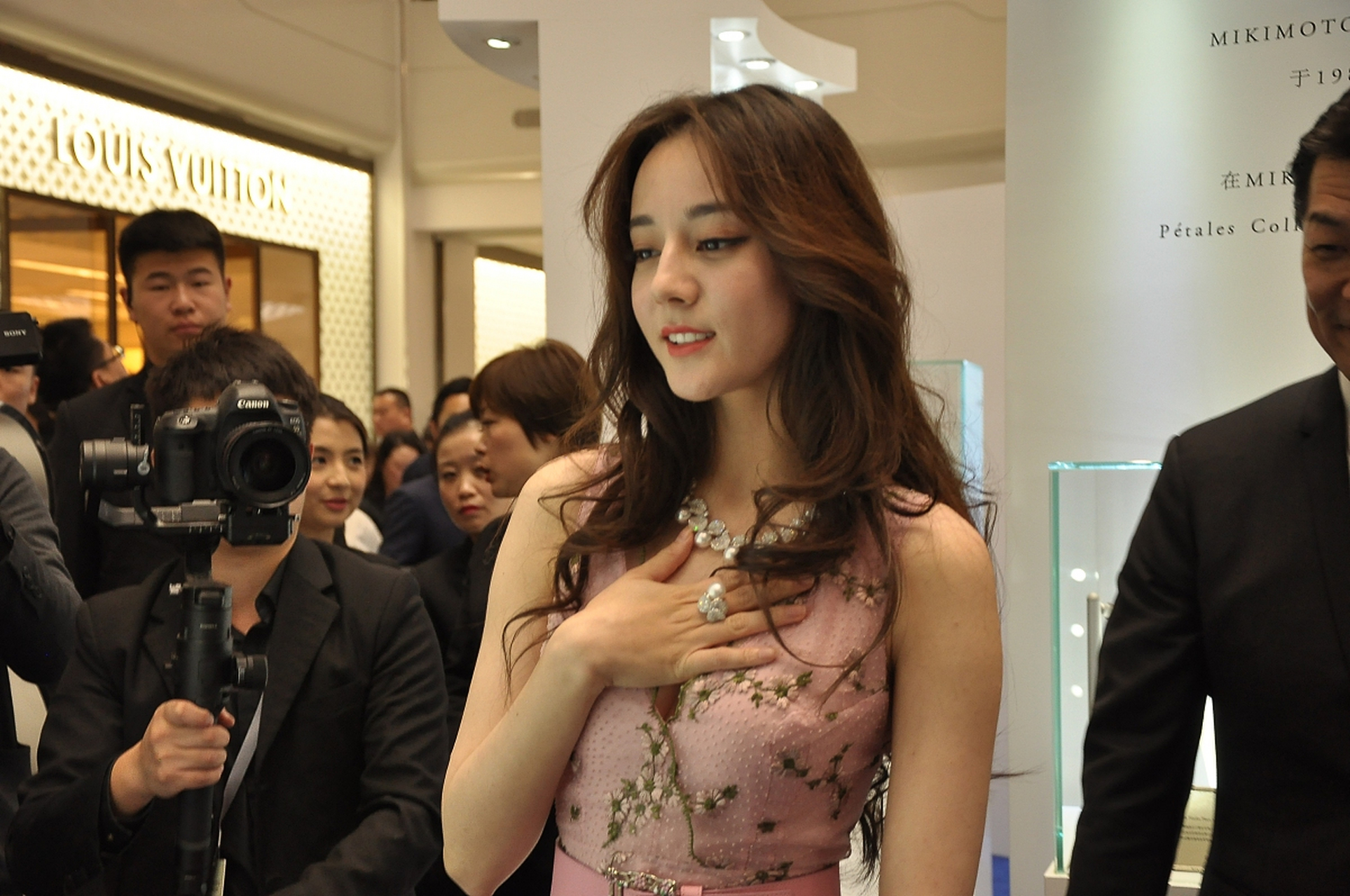 金星吐槽穿深v女星用手捂胸口#  金星说得没错,捂胸口纯属欲盖弥彰