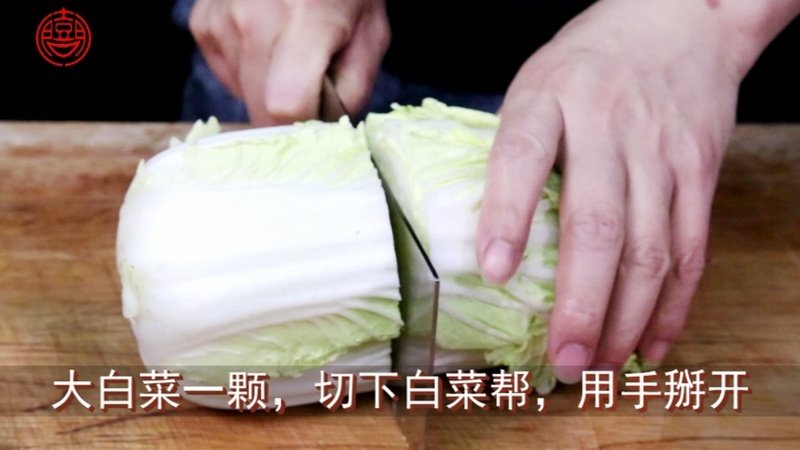 第1步,大白菜一棵,切下白菜帮,用手掰开,用刀切成自己认为合适的大小.