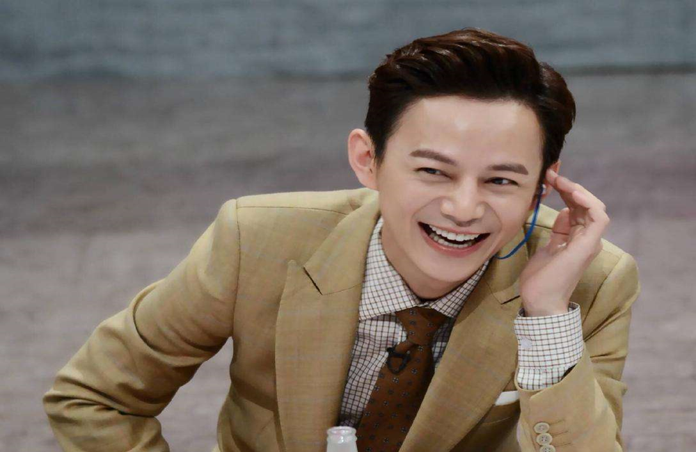 身高172cm的男明星,一个唱情歌,一个影帝,而他是不老男神