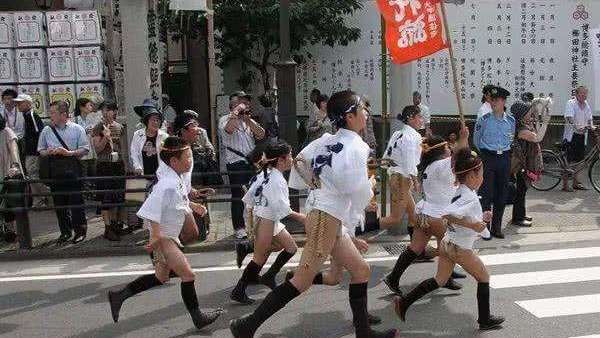日本节日:展现"变态"文化?竟光屁股满大街跑,游客:目不忍视