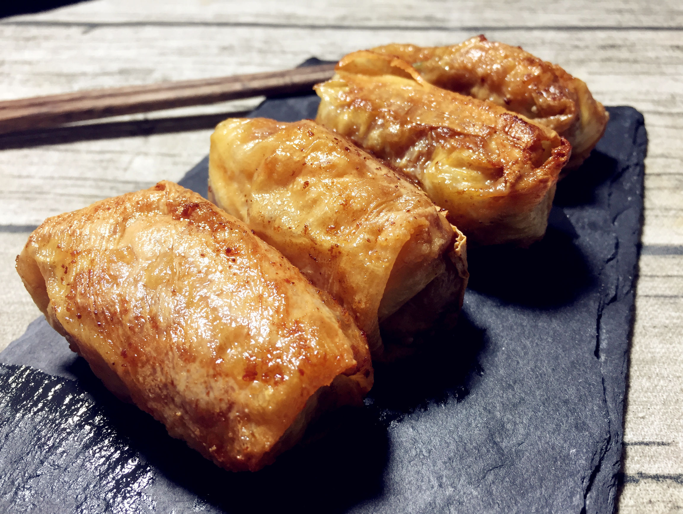 鲜虾腐皮卷:每个腐皮卷里面就一只虾,一口一只虾,非常爽,并且表面是