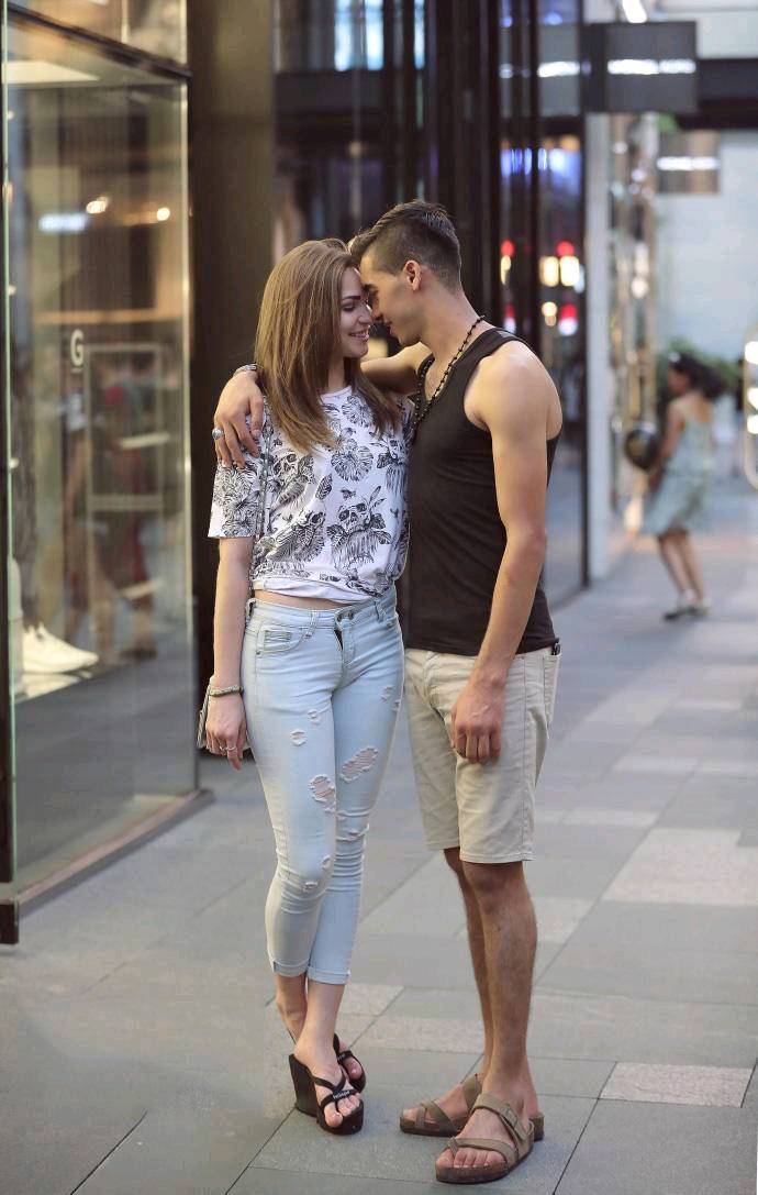 街拍:情侣之间这些小动作,表明他们深爱彼此,每个都透露着幸福