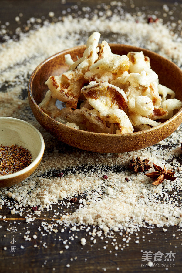 椒盐炸蘑菇,外壳脆香内里软韧,学生时代的美味!