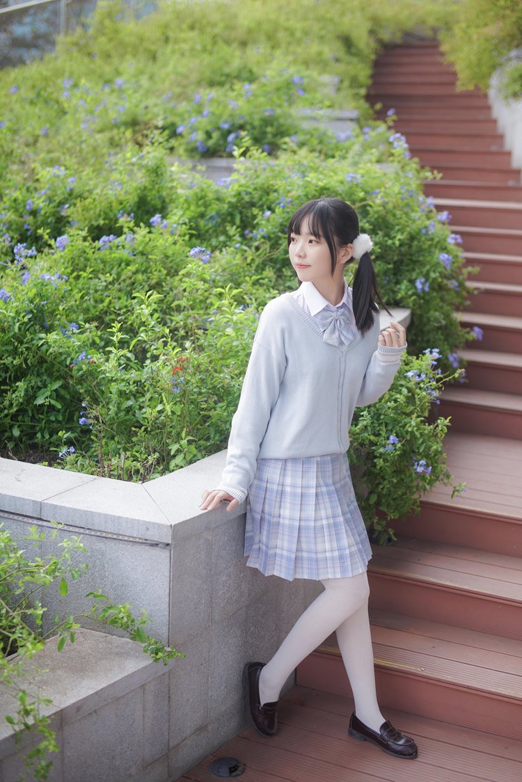 双马尾少女户外清纯养眼白丝美腿萌妹写真图片