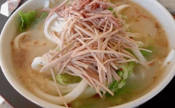 扒肉饵丝吃起来汤汁鲜美,味道浓香,入口令人回味无穷,百吃不厌