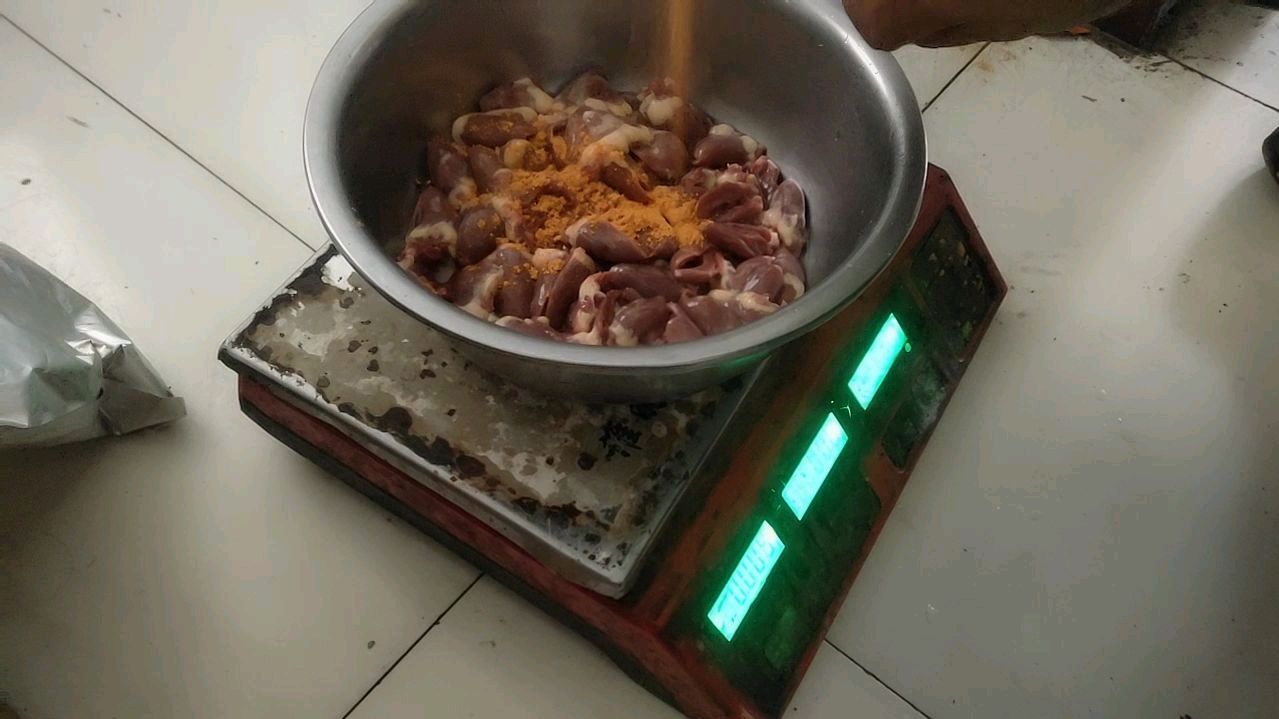 小刘哥教大家烤鸡心的腌制方法及改刀教学
