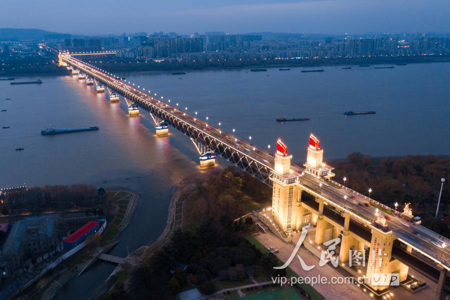 2018年12月29日,无人机航拍恢复通车后的南京长江大桥夜景.