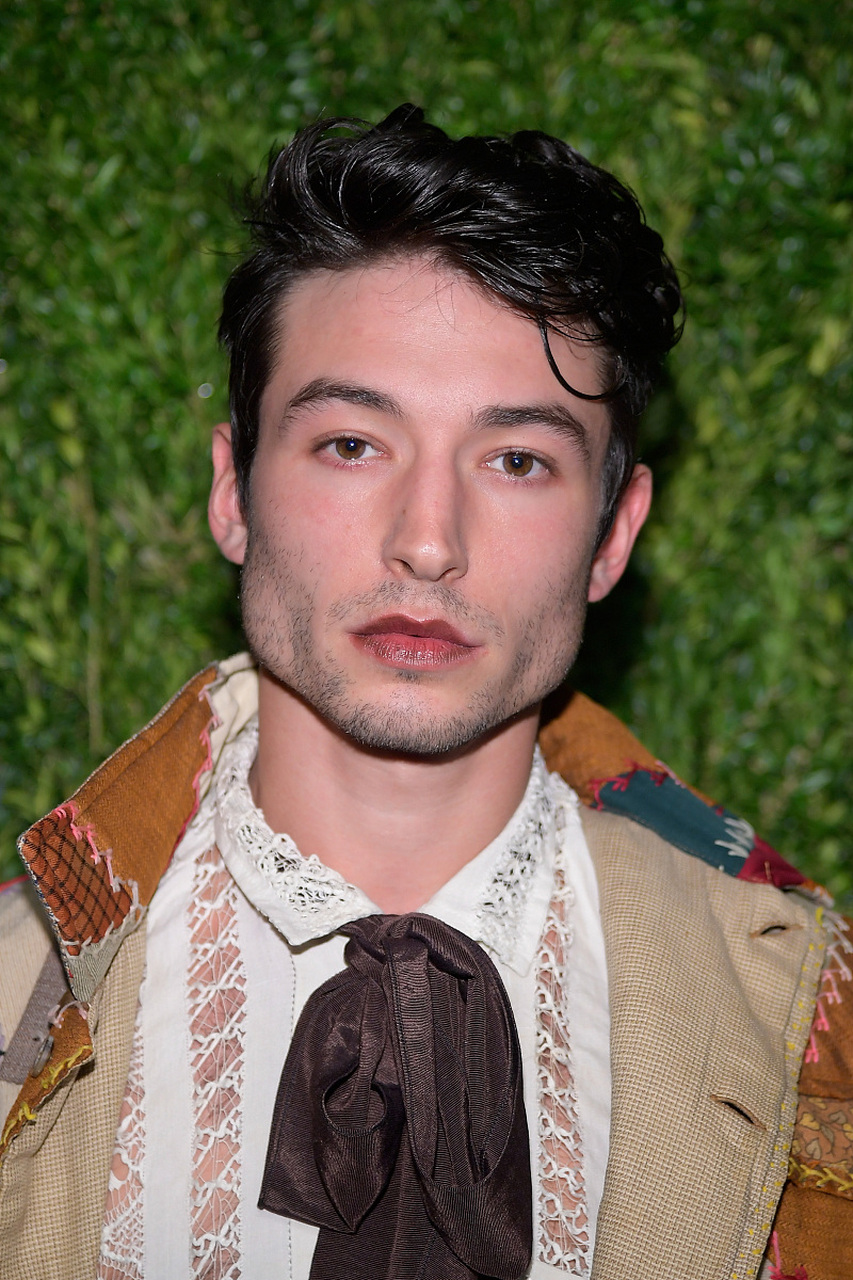 埃兹拉·米勒,被控进入邻居家并从储藏室偷了几瓶酒