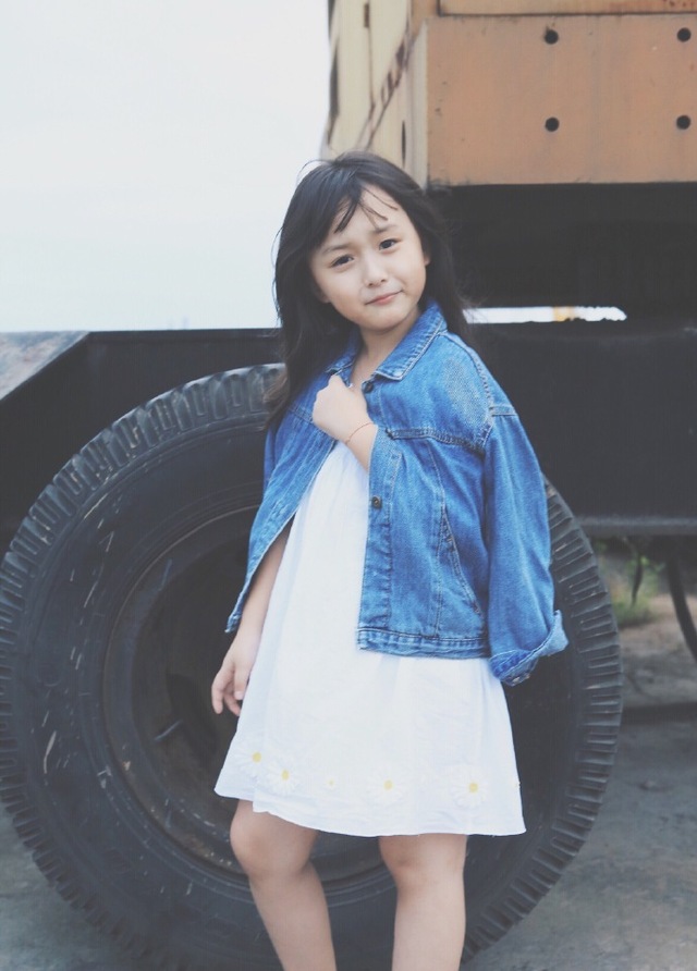 从小就是美人坯子!肉嘟嘟的小脸,忽闪忽闪的大眼睛,太惹人疼!