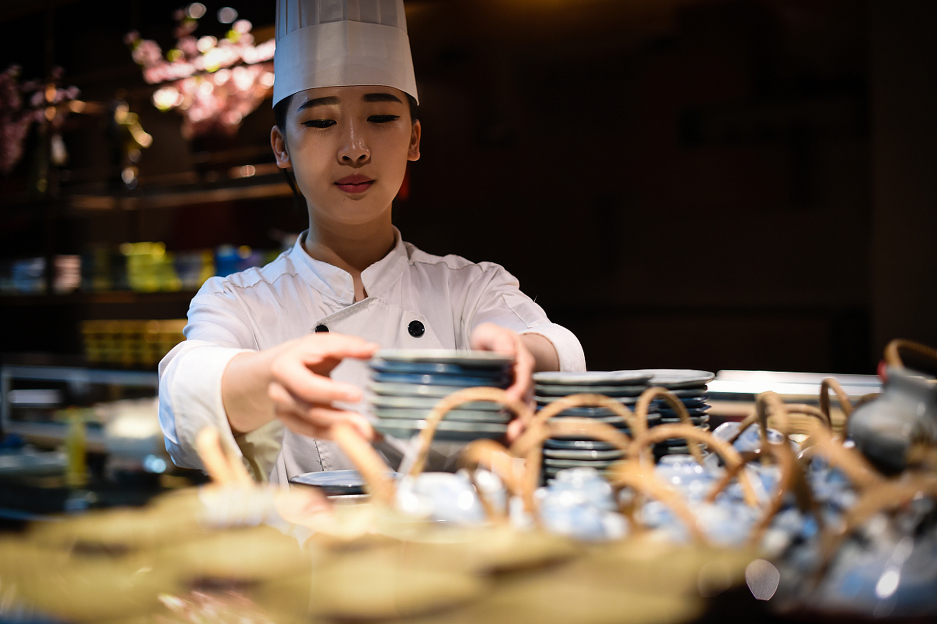 搞笑# 到面馆去吃面,因为嫌放牛肉少,美女厨师做好拉面后,我就在疟哌