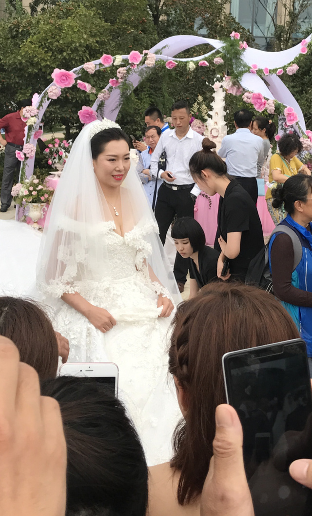 李晓霞大婚巨星云集!许昕王皓携家属出镜,刘诗雯一袭红裙太亮眼