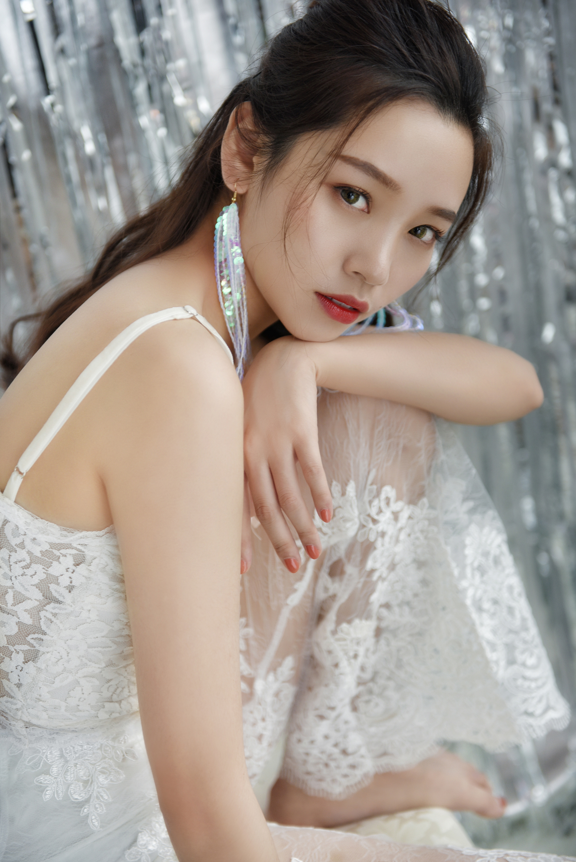 蕾丝长裤美女 若隐若现的美