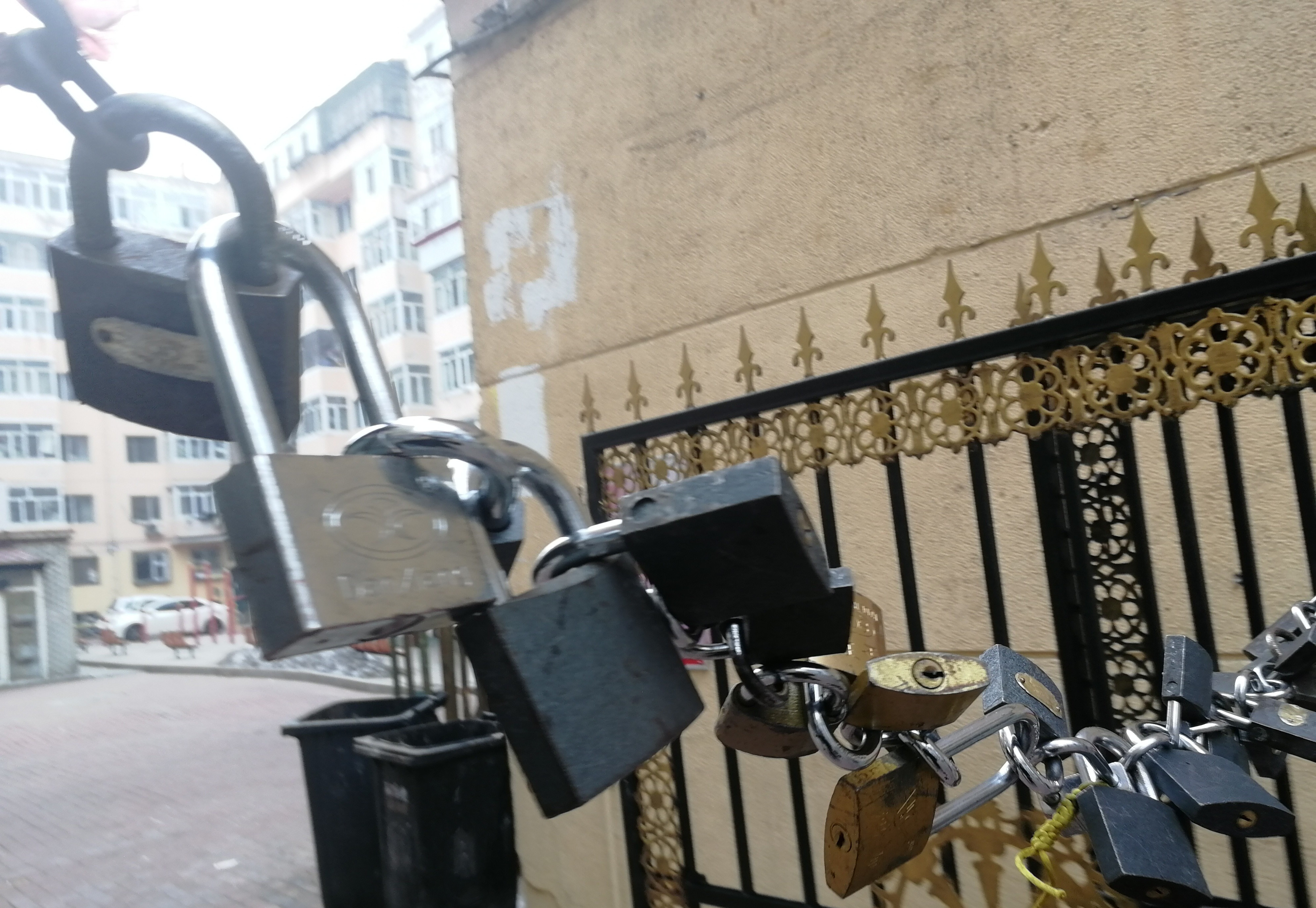 像极了爱情!小区大门挂32把锁每户一把钥匙