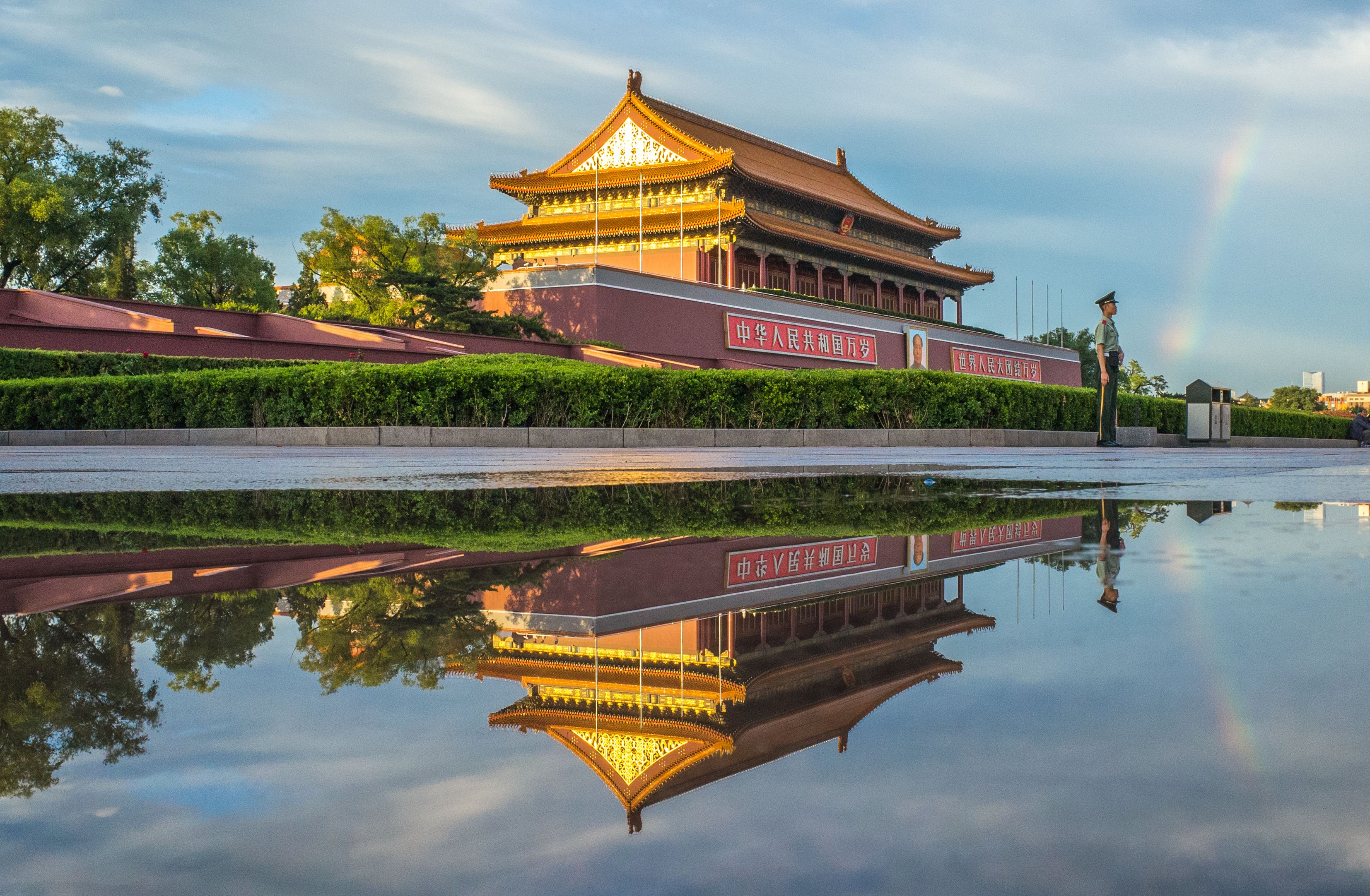 天安门广场气势宏伟,不仅历史意义重大,而且极具建筑艺术价值