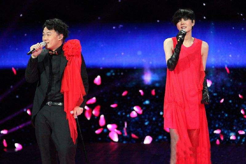 2012龙年春晚开始采用,王菲和陈奕迅演唱《因为爱情》时出现的漫天花