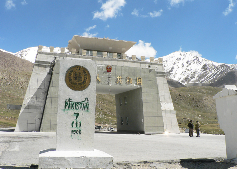 全世界最"随便"的国境线,如此和谐画面,真实写照两国关系