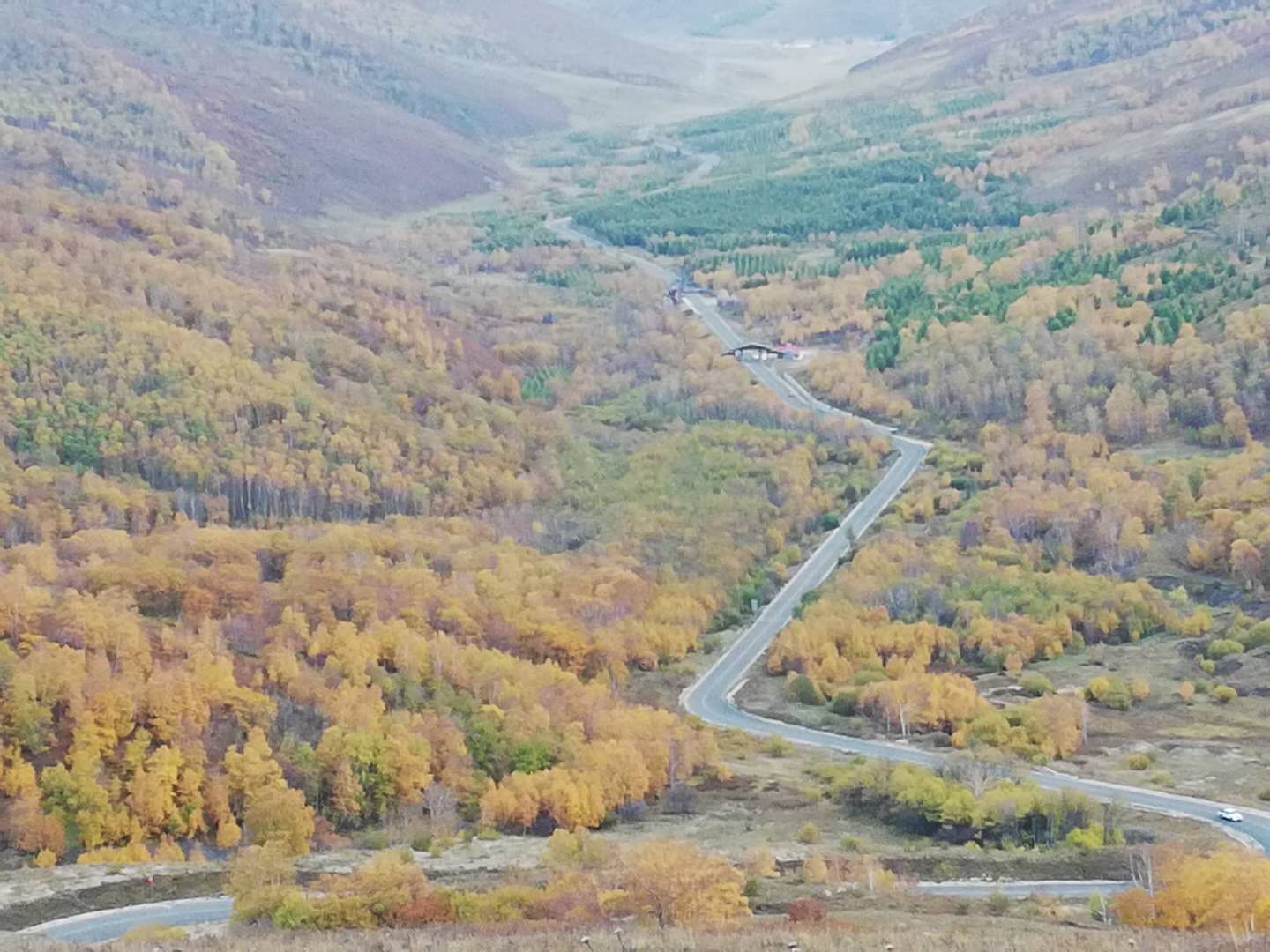 这里丛山叠岭,峰峦耸翠.